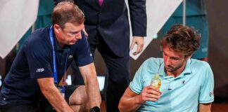 Shanghai Masters Finalist Falls Off Stage During Trophy Ceremony After Losing to Cousin shanghai-masters-finalist-falls-off-stage-during-trophy-ceremony-after-losing-to-cousin