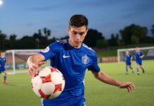 How to Improve as a Defensive Midfielder (Youth Version) How to Improve as a Defensive Midfielder (Youth Version)