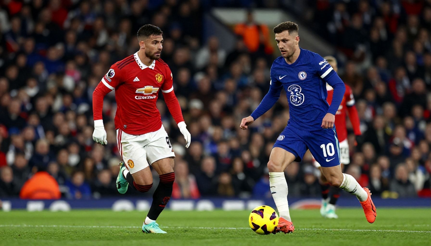 Manchester United and Chelsea lock horns in crucial Premier League encounter