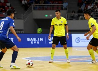 Futsal Teams Misinterpret Spacing Rules During Critical Match